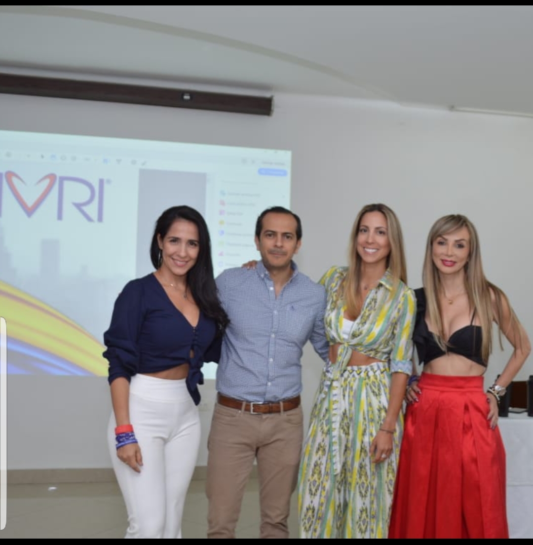 Desde México Vicepresidente de Vivri el Dr. Luis de la Torre, Yolanda Benavides - Corazón Diamante Vivri, Delmi Liberato  Fundador Vivri y Claudia León - Director Vivri.
